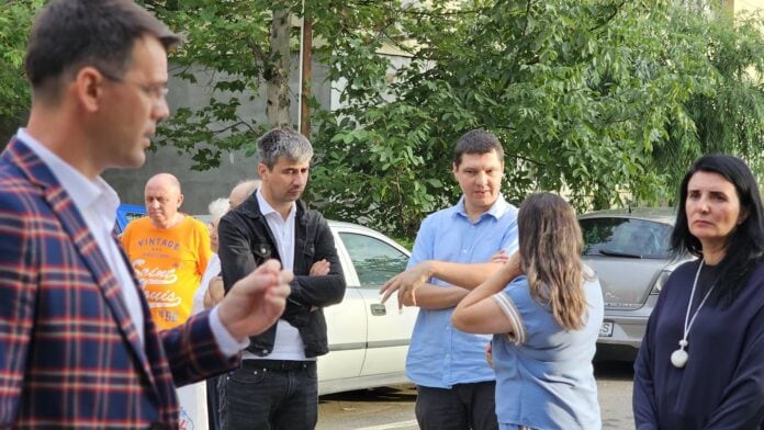Primele eco-insule digitalizate din Alexandria, prezentate locuitorilor. Octavian Teodorescu: „Ne-am întâlnit cu oamenii și am testat împreună modul de utilizare” - ReplikTv