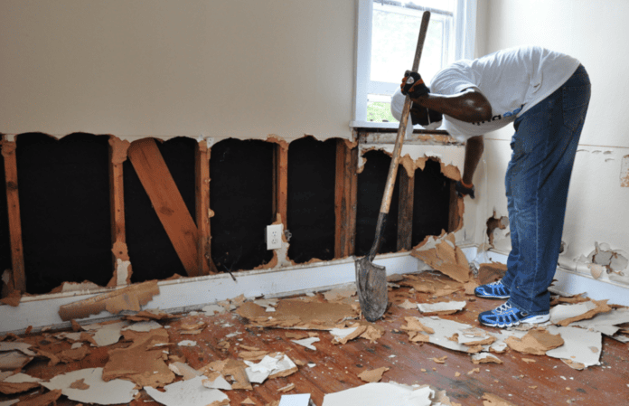 Cleaning the walls as a way to clean the house after the flood
