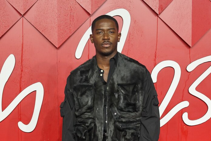 Givin' zaddy!? Damson Idris is out here, making the fans weak in the knees with THIS look: