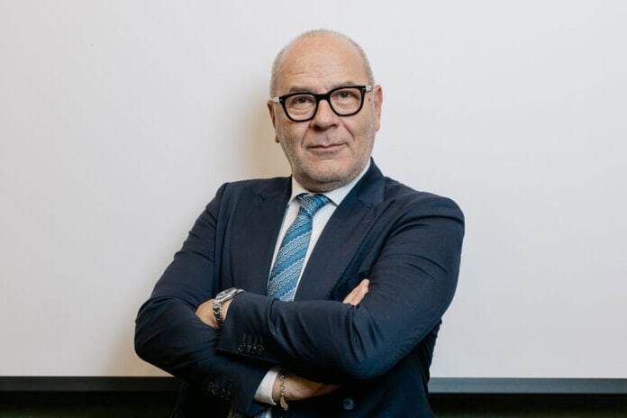 Fabrizio Larini è il nuovo presidente dell’Associazione Nazionale Esercenti Cinema per il triennio 2026-2029: succede a Mario Lorini