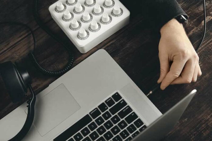 How-to-Safely-Clean-a-Dirty-Headphone-Jack-or-Aux-Port