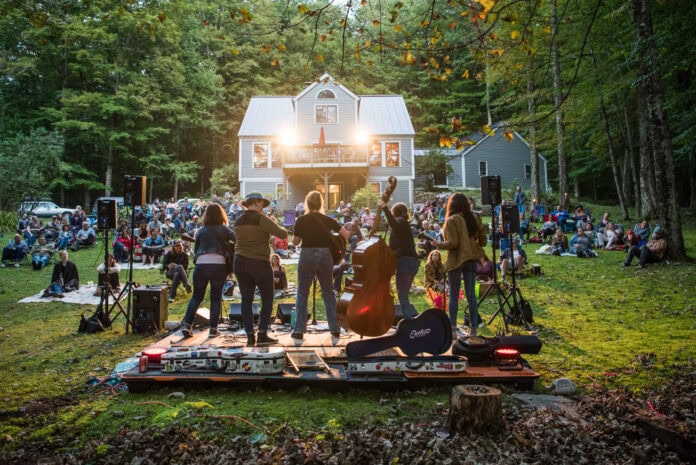 DellaMae playing Billsville House Concert using Side Door; Photo Credit: Ali Kaukas