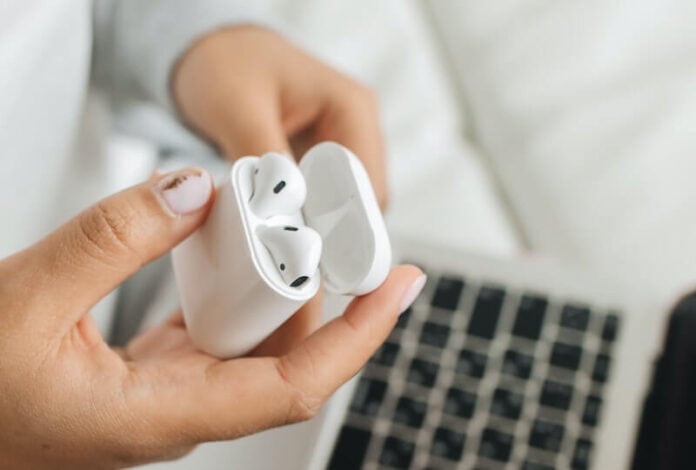 How-to-Fix-AirPods-Case-Not-Charging-Issues-with-Light-or-No-Light How-to-Fix-AirPods-Case-Not-Charging-Issues-with-Light-or-No-Light
