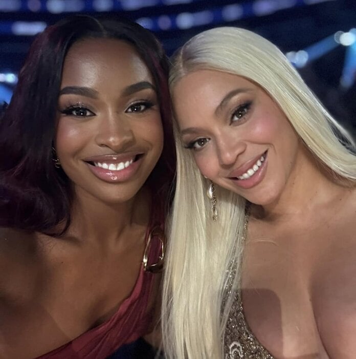 Beyoncé and CoCo Jones hanging at the Grammys.