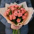 25 кустовых коралловых роз