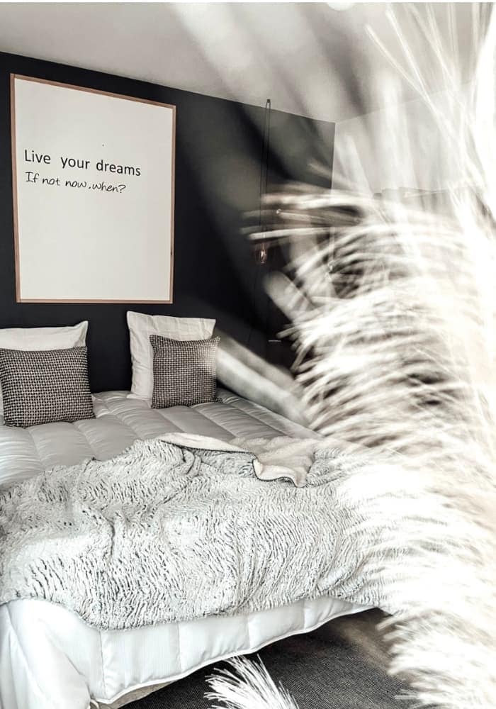 chambre cosy avec lit fait 160x200 ,décoration douce et herbes de pampa au Cocon Blanc appartement de vacances