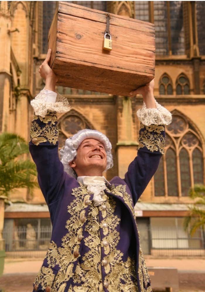 Personnage déguisé en Louis XV devant la cathédrale de Metz pour une activité énigme