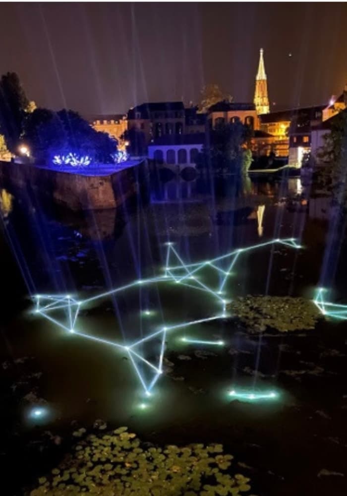 Cathédrale de Metz au loin, la nuit avec traits lumineux style constellations pour une activité énigme