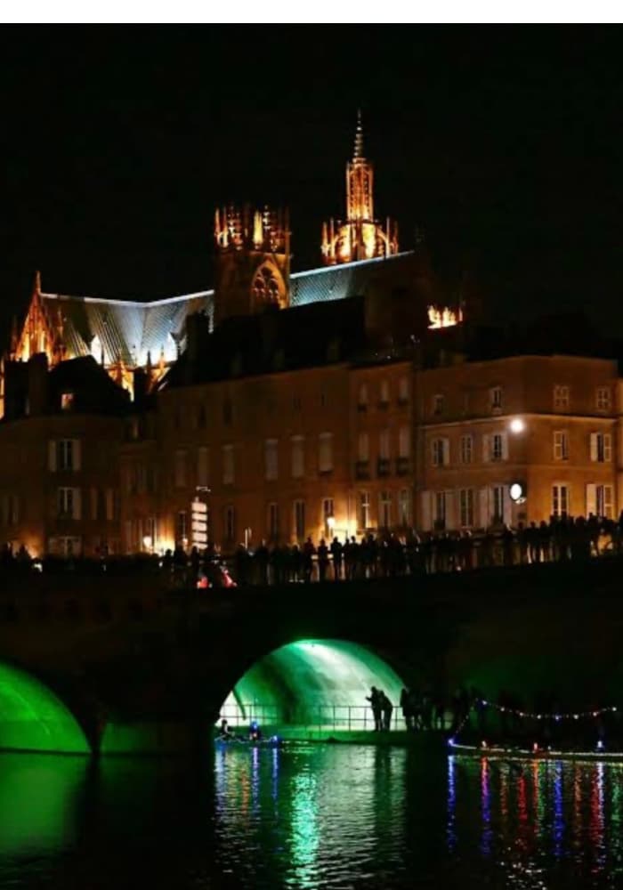 Balade nocturne à Metz, ponts illuminés en vert et cathédrale au fond