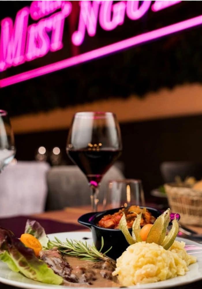 Assiette et verre au restaurant Mistinguett à Metz la nuit, ambiance festive