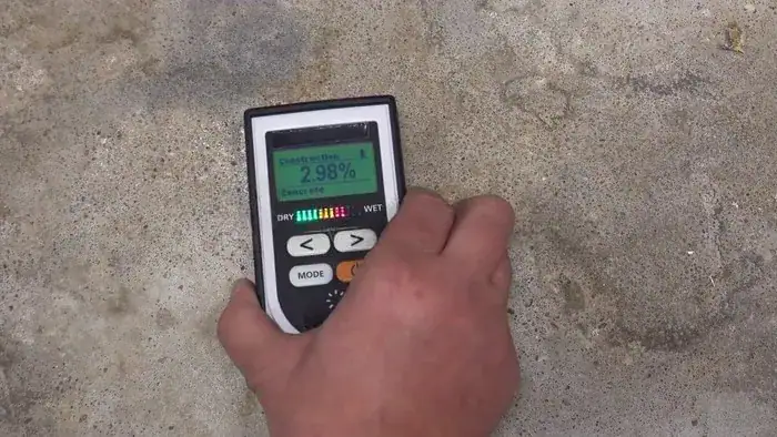 Tecnico Prima Pavimenti durante la verifica strumentale del supporto in cantiere
