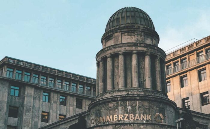 Historisches Commerzbank-Gebäude mit Kuppel und Schriftzug.
