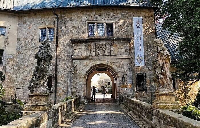 Hruba Skala entrance
