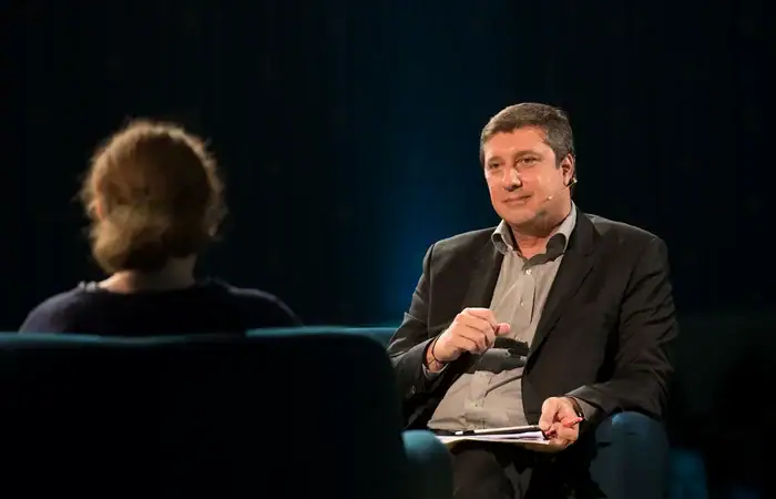 Yann Fernandez animateur séminaire corporate en action devant une audience de 500 personnes