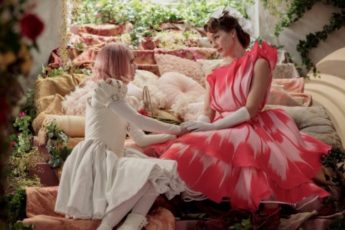 peli o manta. paradise hills. emma roberts y milla yovovich