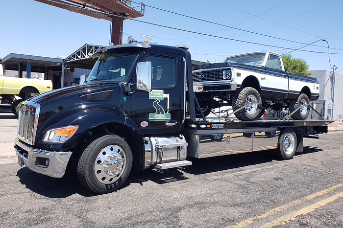 Tow truck assisting a vehicle on Loop 101 in Scottsdale, AZ – Freeway Towing & Storage