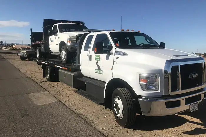 Tow truck from Freeway Towing & Storage responding to a roadside call in North Phoenix