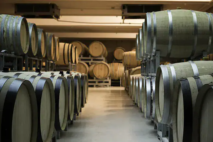 Bottaia cantina vinicola con pavimento in resina poliuretano cemento — rivestimento resistente ad acido tartarico, mosti, umidità costante e carichi pesanti delle botti, conforme HACCP