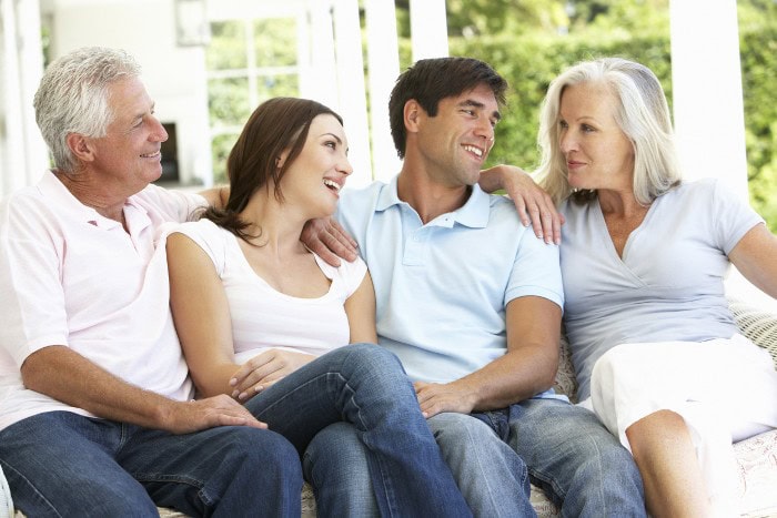 Eltern und ihr eigenes erwachsenes Kind mit Partner