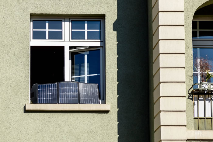 Solartasche von Offgridtec steht im Fensterbrett und lädt den Goal Zero Yeti 400 mit Solarstrom