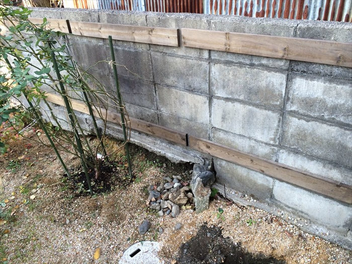 SPF材をブロック塀に取り付け4