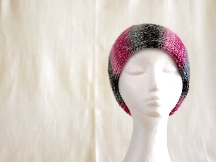 Riktigt mjukt pannband, stickat i akryl i färgerna rosa, grå och svart