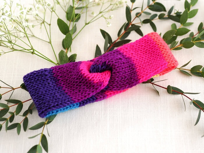 Tjockt pannband i neonfärgad regnbåge. Det är kompakt och mjukt med lite textur känsla. Det är underbart under de kallare månaderna!