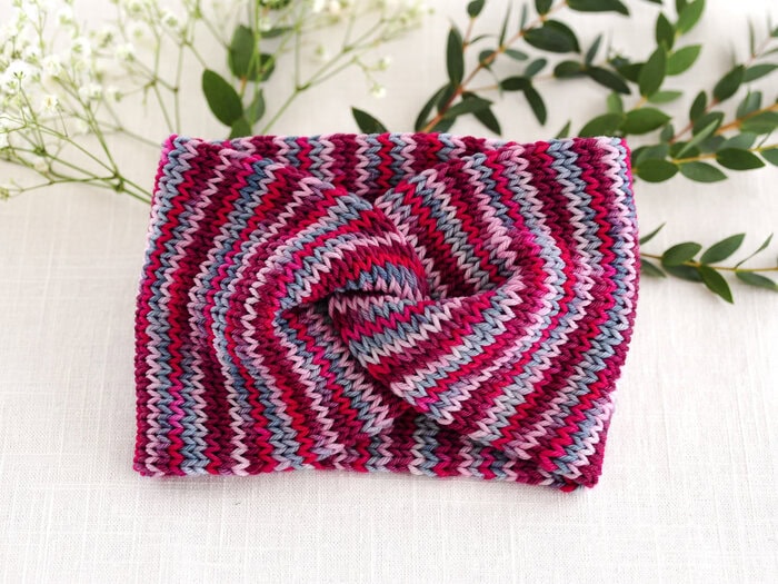 Detta tunna pannbandet är luftigt med en riktigt mjuk känsla. Det är underbart och kan användas nästan året om!