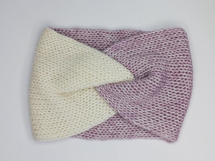 Mysigt pannband i lila och krämvit colourblock, perfekt för en mild dag på våren