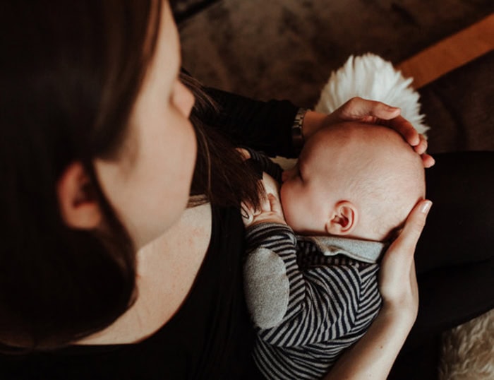 Behütet aufwachsen, Mama stillt Baby