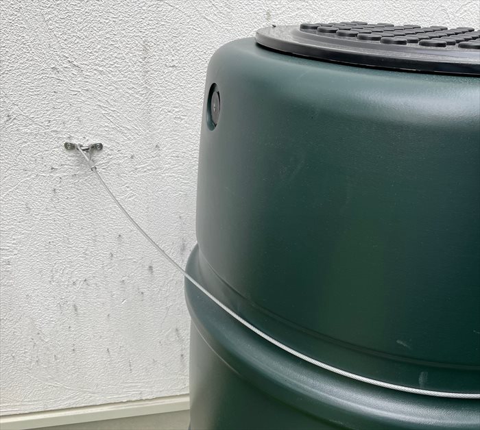 雨水タンクをワイヤーで固定（左）