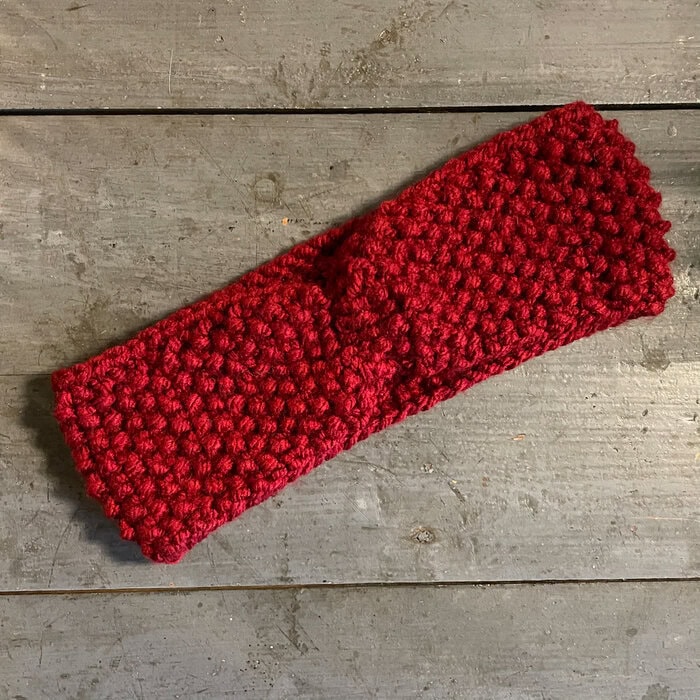 Bubbligt pannband i djupt röd färg