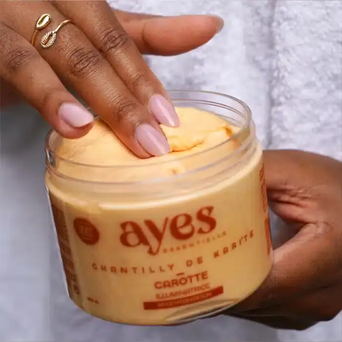 Chantilly de karité au macérat huileux de carotte Ayes Essentielle. Soin hydratant et illuminateur pour une peau douce et éclatante.