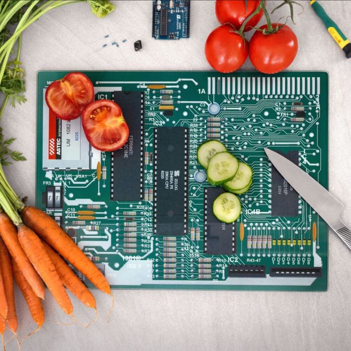 Witziges Schneidebrett, das aussieht wie ein Motherboard (Foto: www.radbag.de)