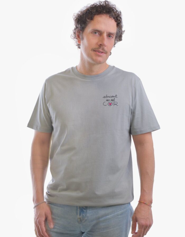 Camiseta grisa amb brodat "Educant des del cor"