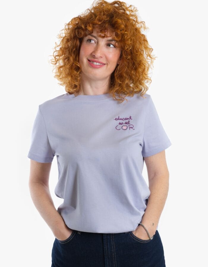 Camiseta lila amb brodat "Educant des del cor"