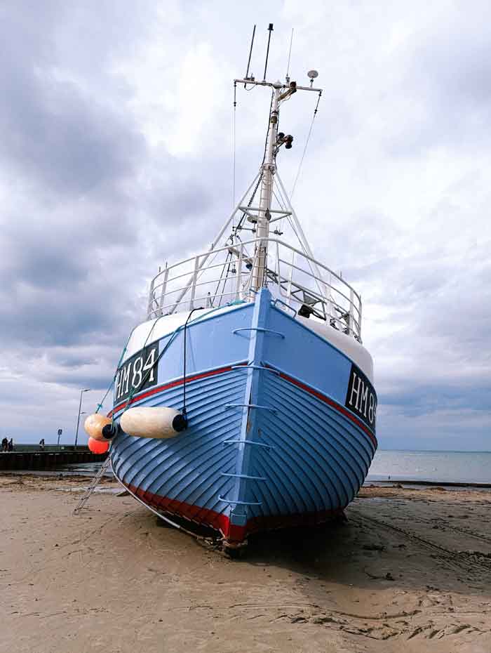 Schiff am Strand.