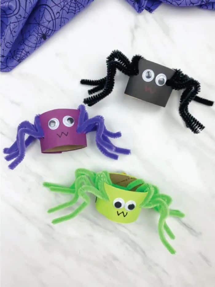 spiders made with toilet paper rolls and pipe cleaners