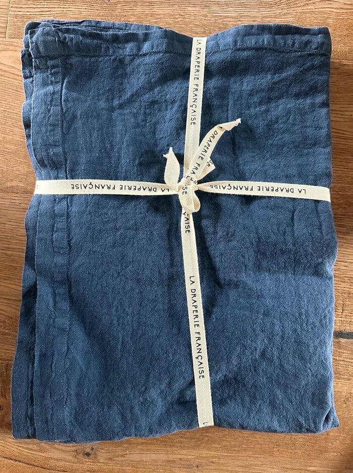 nappe en lin bleu indigo déco bord de mer La Draperie Française