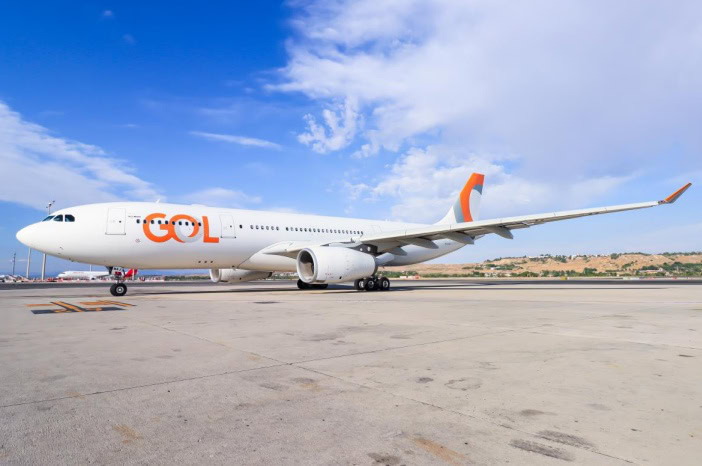 Avião Airbus A330 com a pintura laranja da Gol na pista