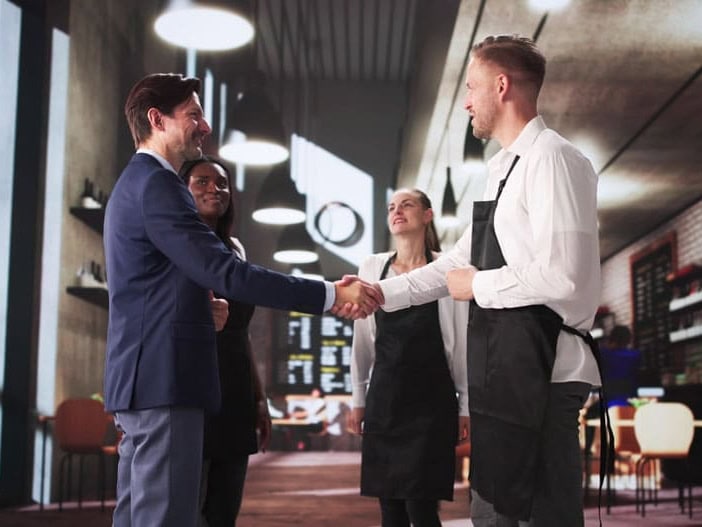 Professioneller Manager begr&uuml;&szlig;t Team