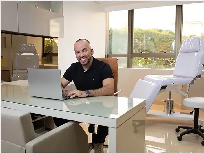 Profissional durante sessão de retrato corporativo na empresa em Belo Horizonte