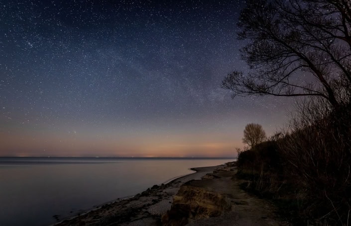die Milchstrasse fotografiert über der Steilküste von Meschendorf Milchstrasse mit der Canon EOS R & dem Sigma 20mm fotografiert über der Steilküste von Meschendorf