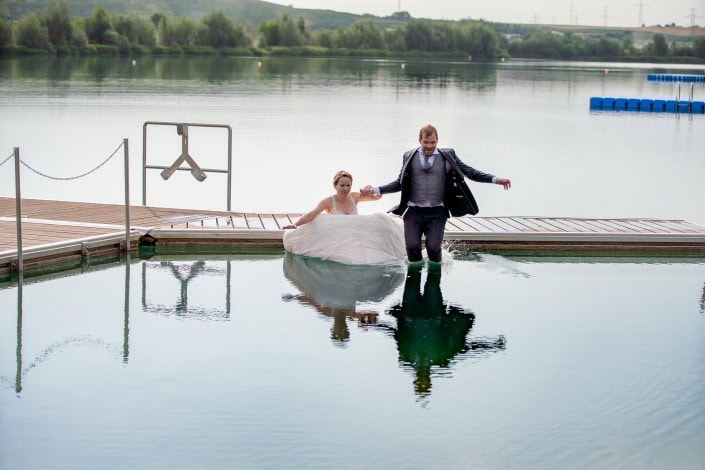 brautpaar sprung wasser Brautpaar springt ins Wasser