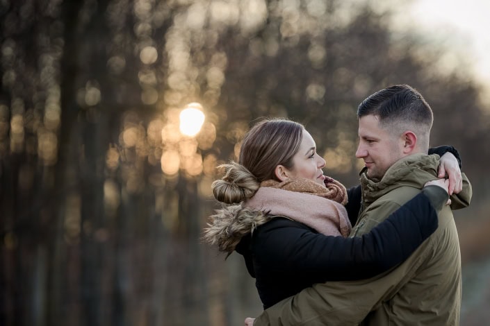 Romantik pur beim Paarfotoshooting gegen die untergehende, tief stehende fotografiertes romantisches Paarfoto
