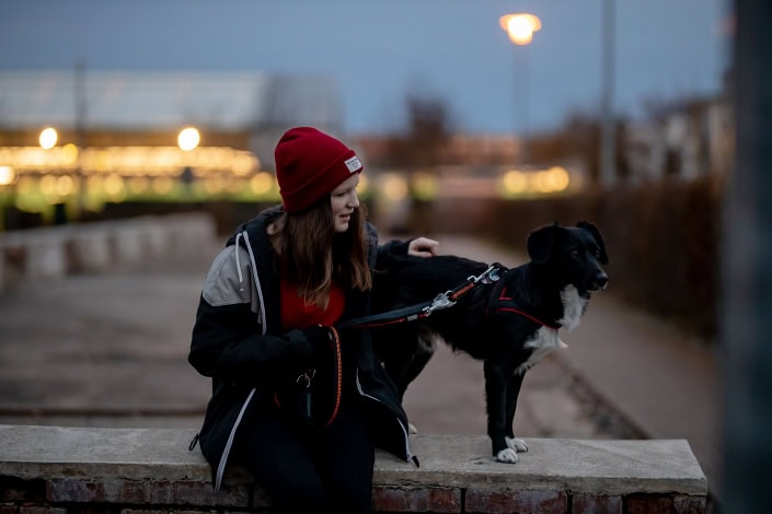 Portrait mit Hund im Dämmerlicht Portrait mit Hund, ca 20 Minuten nach Sonnenuntergang Canon EOSR & Sigma Art 85mm bei Blende 1.4