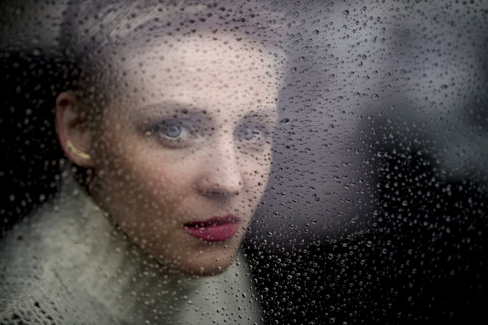 Regentag Portrait durch eine vom Regen nasse Scheibe | Canon EOS R & RF 85mm f1.2