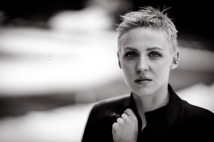 Portrait in Schwarz Weiss ausdrucksstarkes Portrait fotografiert im Regen | Canon EOS R & RF 85mm 1.2