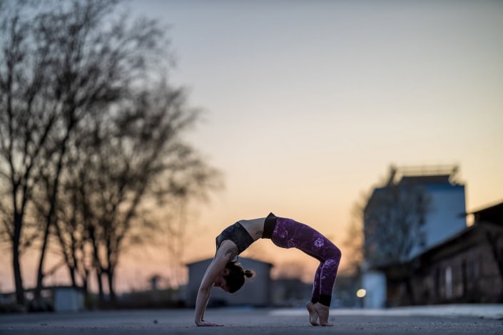 Yoga im Dämmerlicht am Zugahfen Yoga Fotoshooting kurz nach Sonnenuntergang am Zughafen in Erfurt | Canon EOS R & RF 85mm f1.2