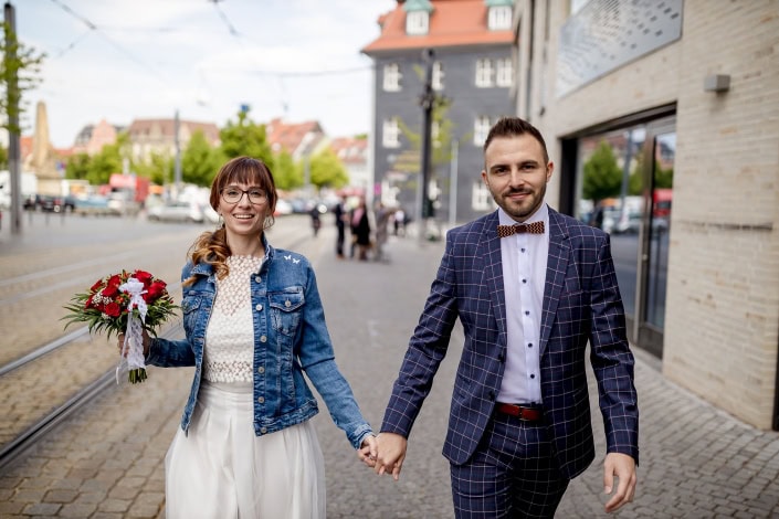frisch vermähltes Hochzeitspaar in Erfurt das frisch vermähltes Hochzeitspaar in der Domstraße in Erfurt fotografiert im Laufen mit der EOS R & EF 35mm f/1.4l ii usm